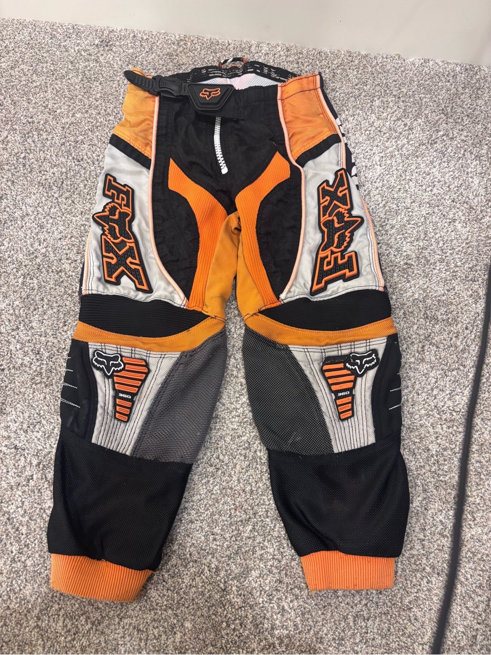 Kids fox dirtbikeing pants size 8 runs smaller!